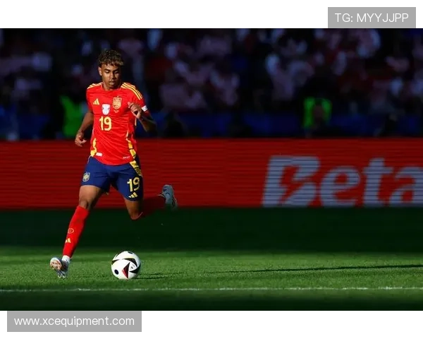 荣耀时刻，亚马尔领取西甲8月最佳U23球员奖杯